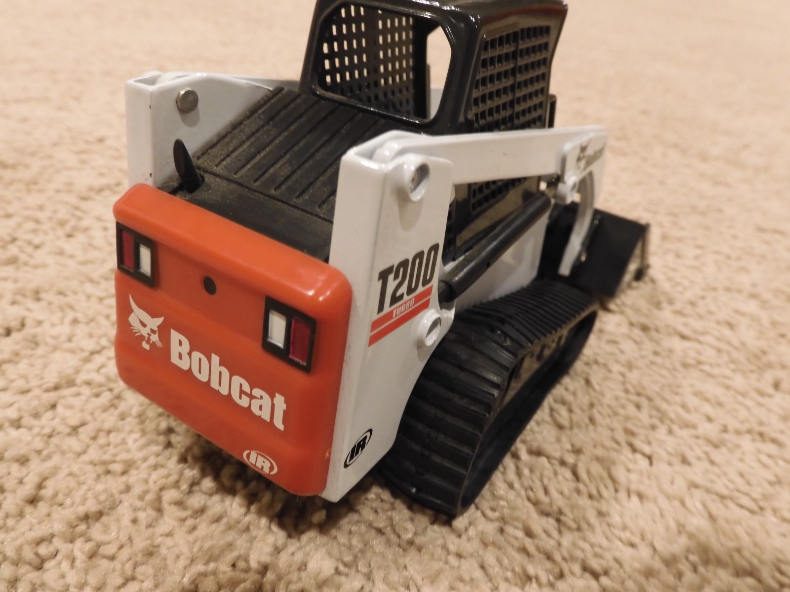 BOBCAT T200 COMPACT TRACK LOADER 1:25 SCALE DIECAST MODEL