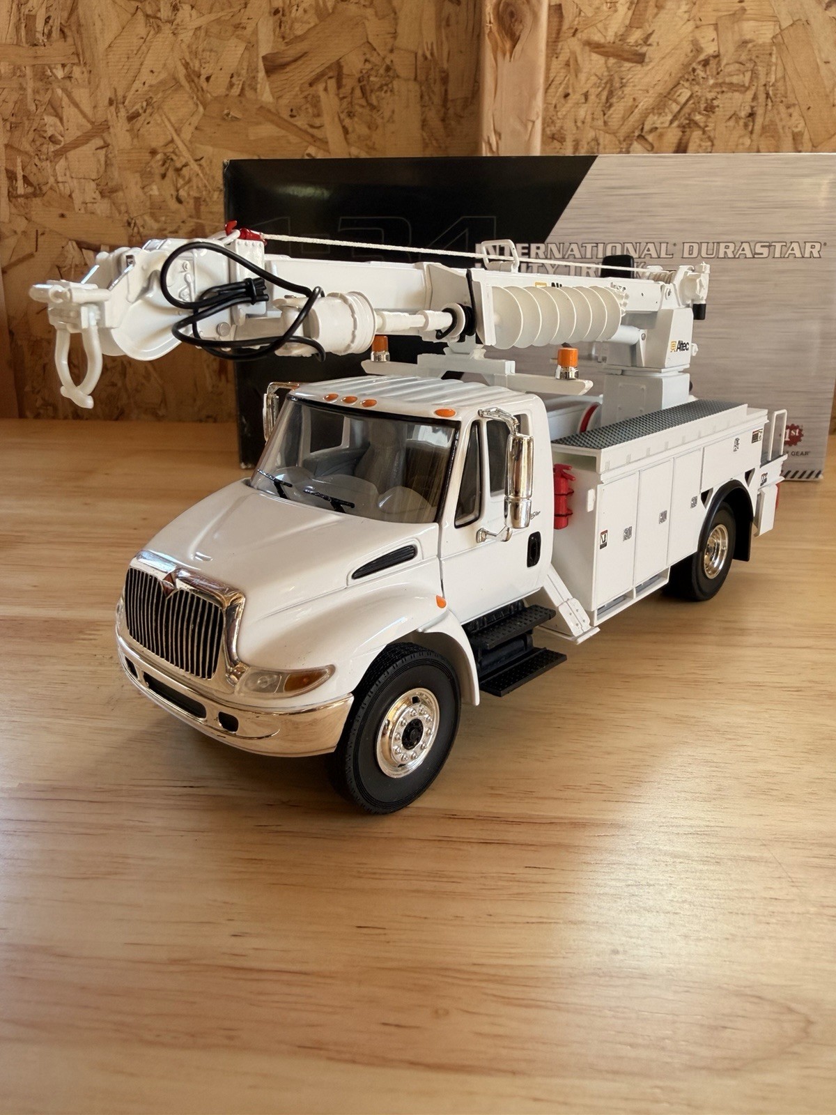 First Gear 1:34 International Durastar Utility Truck Diecast Model White Black