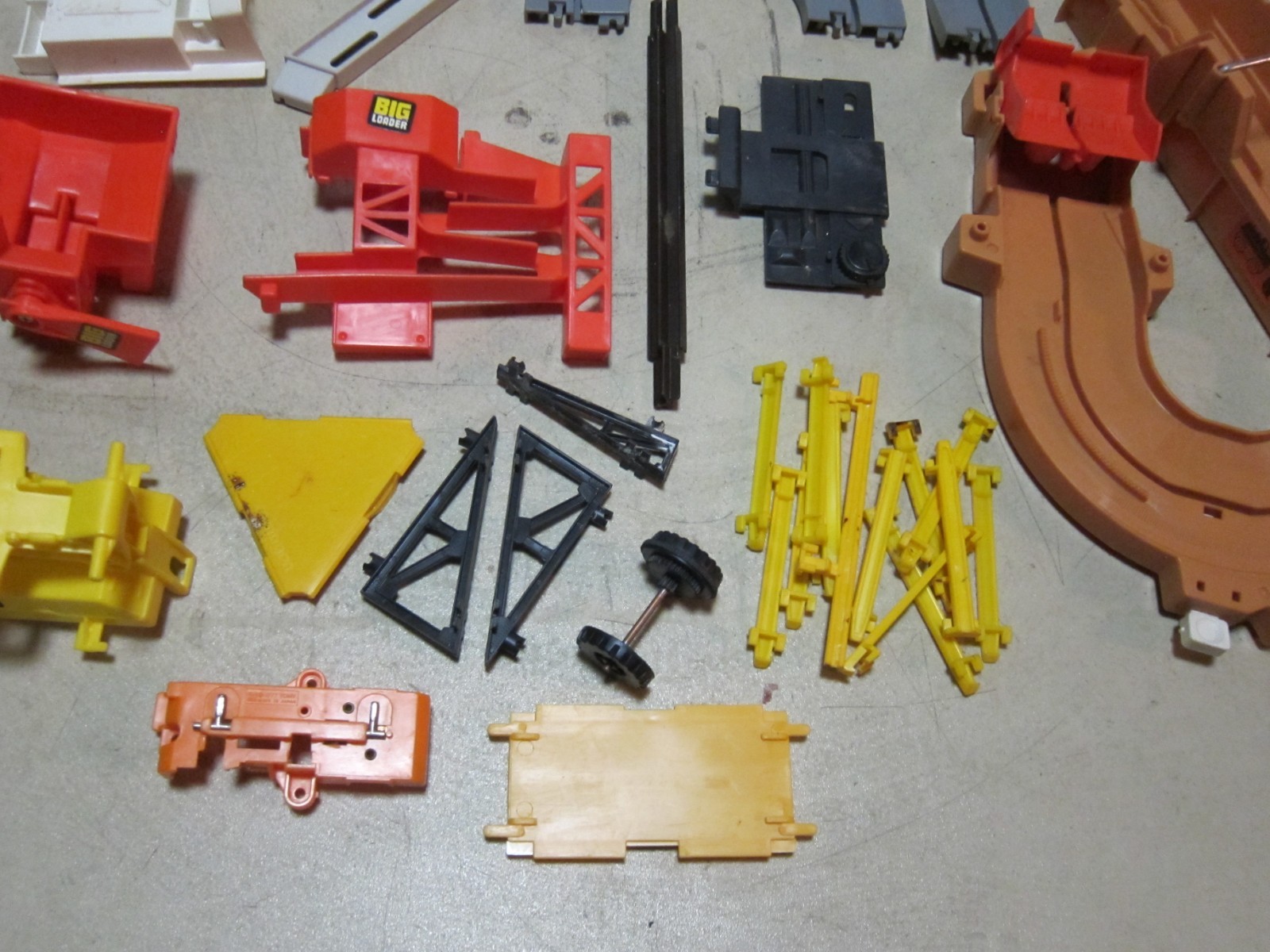 VTG 1977 Tomy Big Loader Construction set INCOMPLETE #5001, Parts as shown