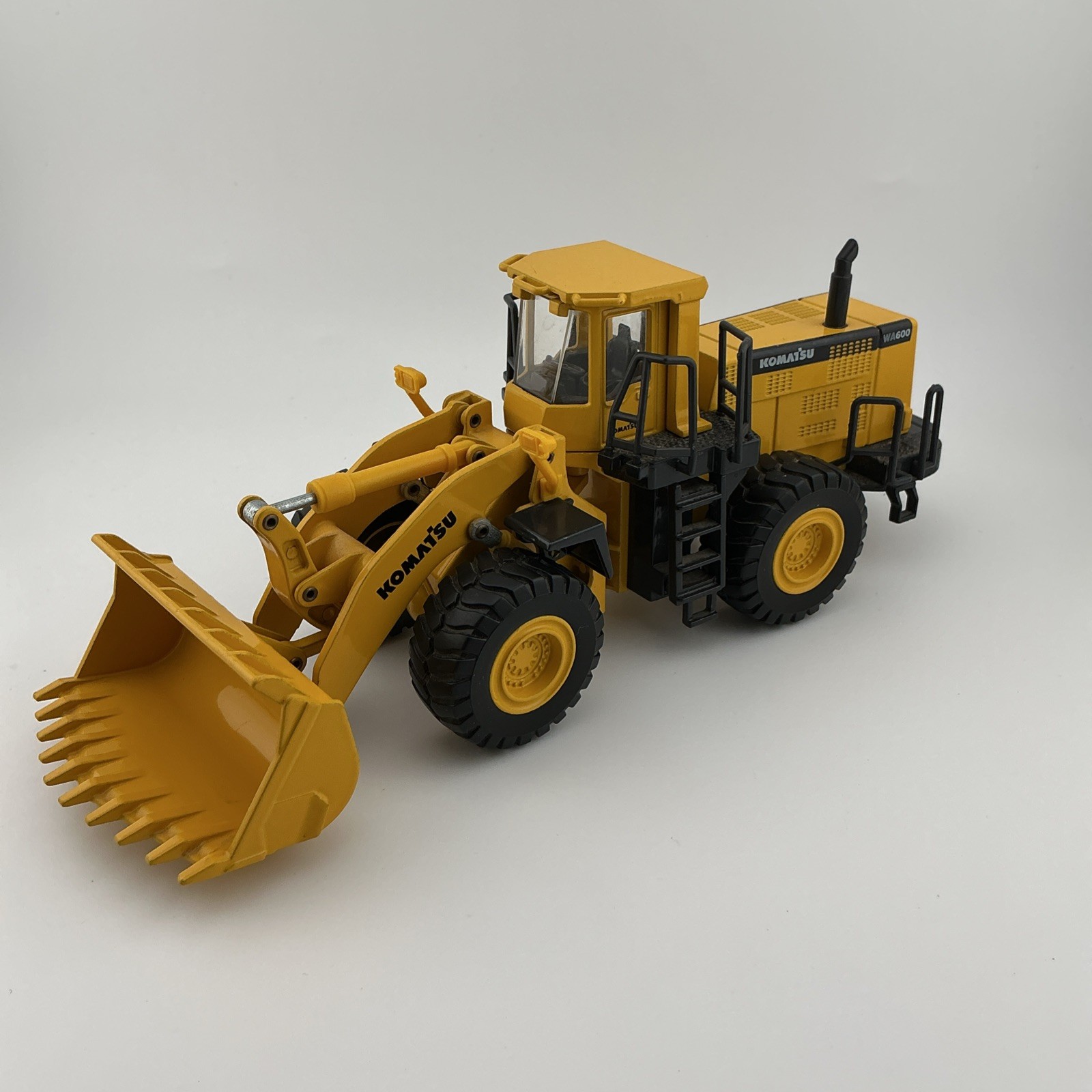 JOAL Komatsu WA600 1:50 Scale Diecast Wheel Loader Articulated Model w/ Bucket