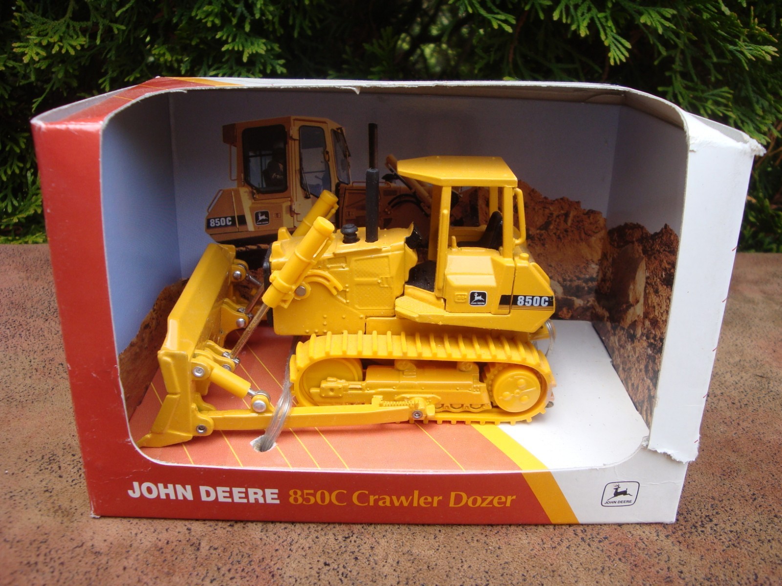 Die Cast John Deere 850C Crawler Dozer- 1:50 scale by Ertl #5261 (1996) BOX