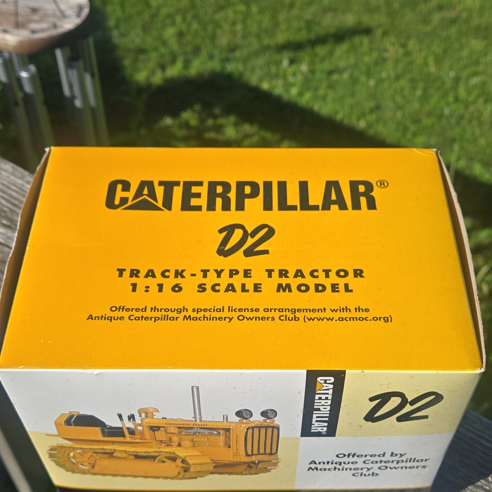 SpecCast CAT Caterpillar D2 1:16 Diecast Track-Type Tractor w/ Case