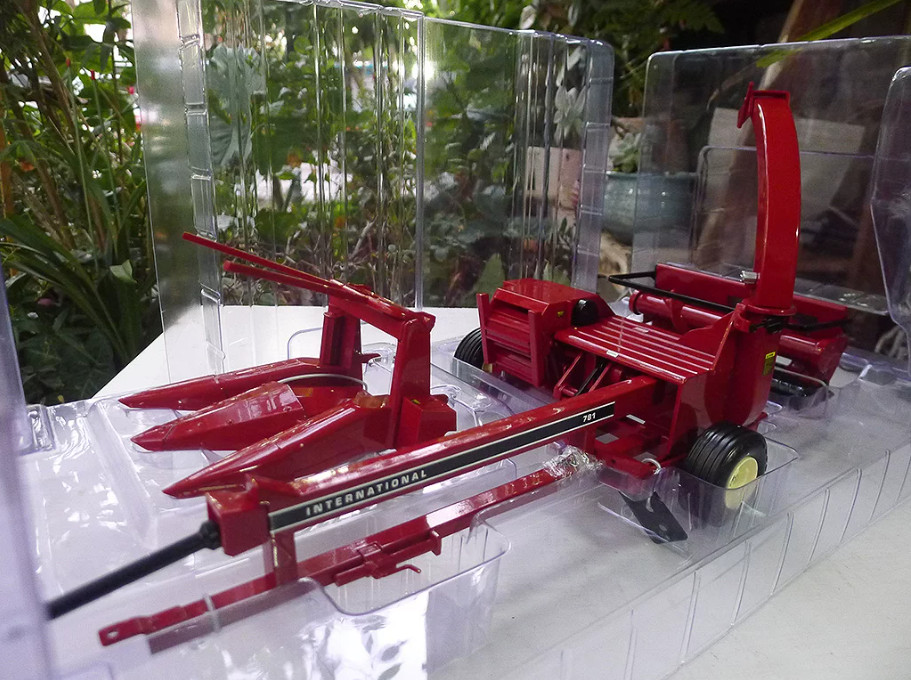 1:16 SpecCast ​CUST 2097 CASE IH 781 Forage Harvester Farm Machine Diecast Model