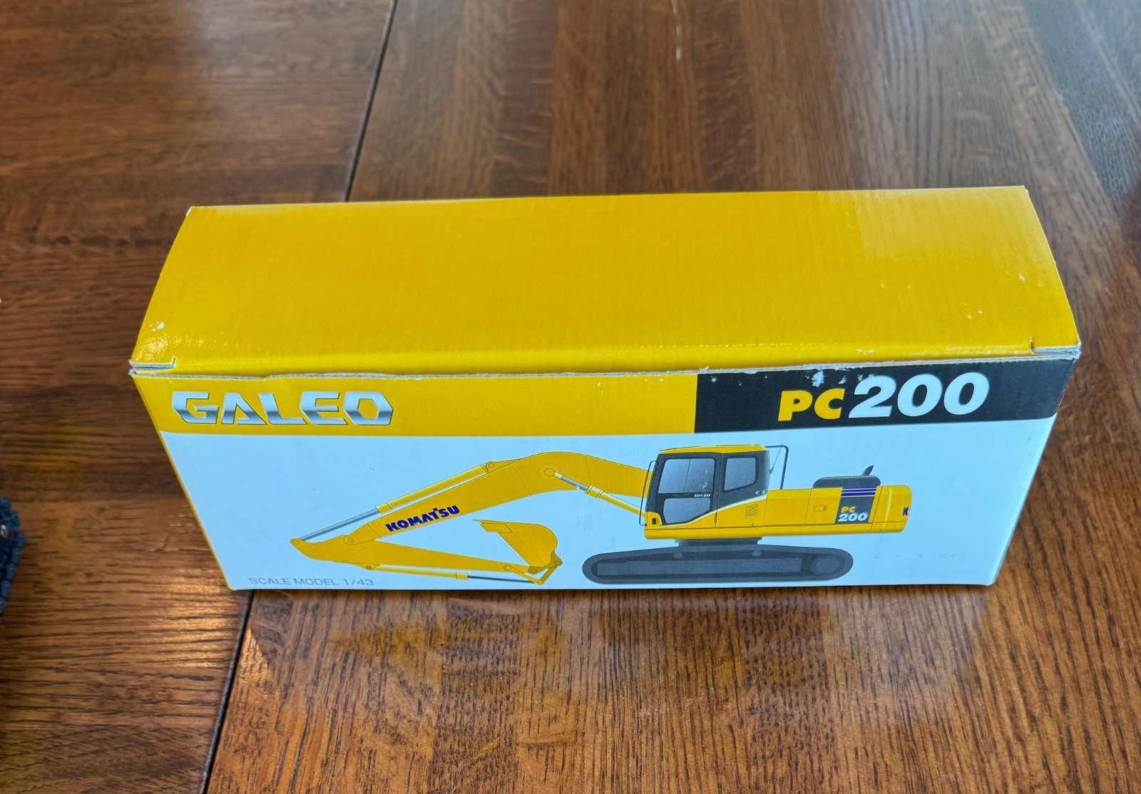 Galeo Komatsu PC200 Excavator 1:43 scale NIB