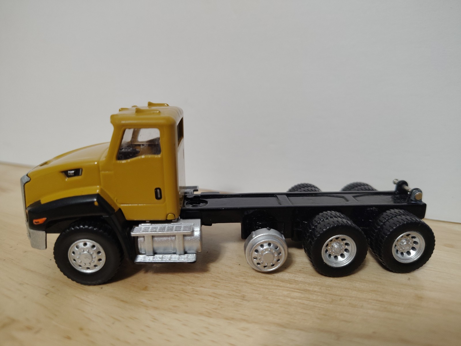 Cat 85992 Caterpillar Day Cab Truck 6×4 Construction 1:64 Diecast
