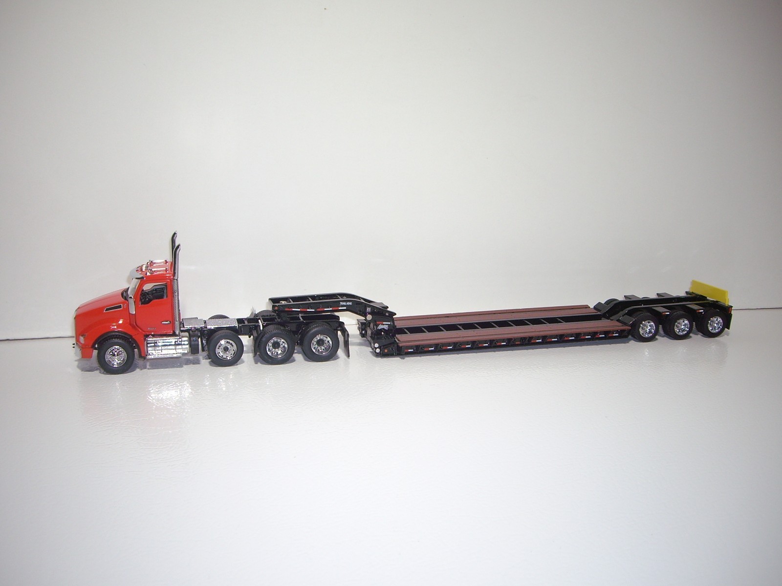 DIECAST MASTERS 1/50 RED TRI-AXLE KW T880 DAYCAB&TRI-AXLE LOWBOY W/T D11R DOZER