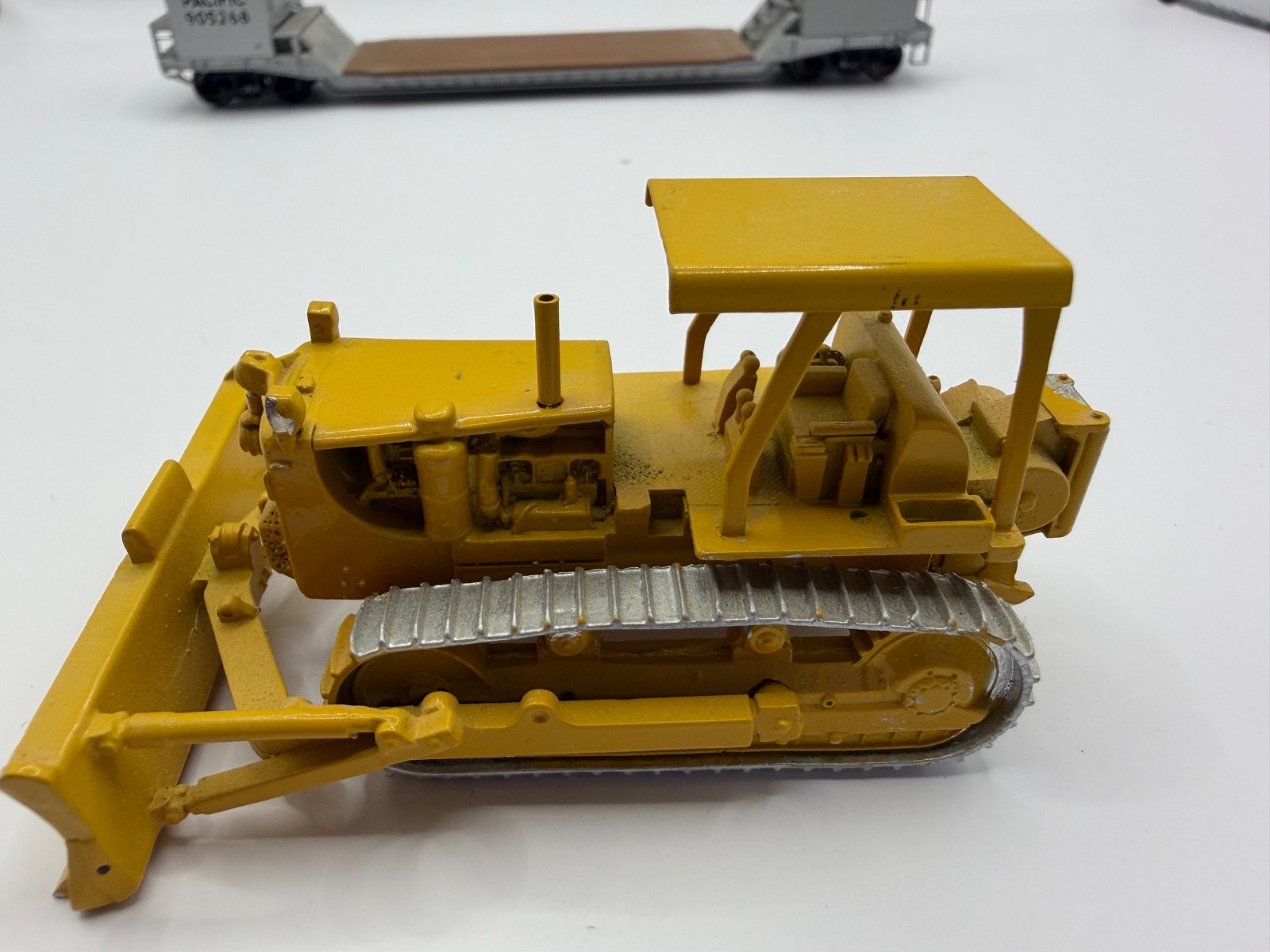 Overland Models OMI-3150 D8 Bulldozer W/Wide Blade, Yellow 1:87 HO Scale