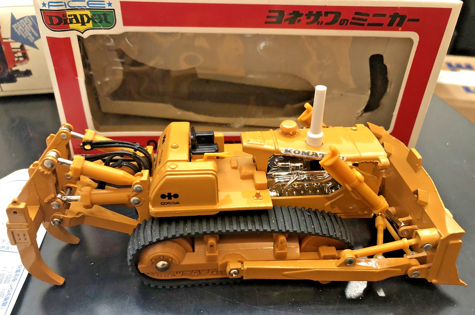 Diapet ACE Komatsu D355A Bulldozer w/ Ripper Crawler Diecast Model – 1:50