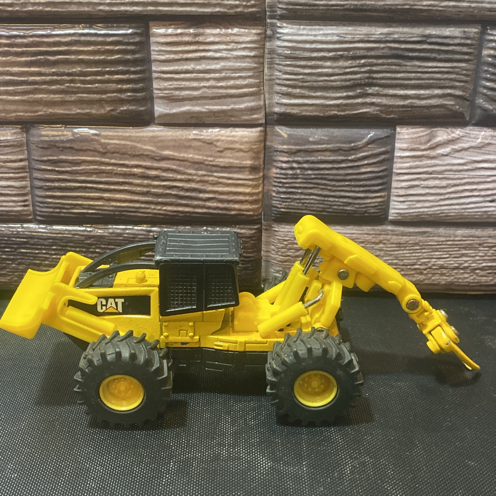 1999 Matchbox Caterpillar CAT Grapple Skidder Log Tree Cutter 6.5” Length
