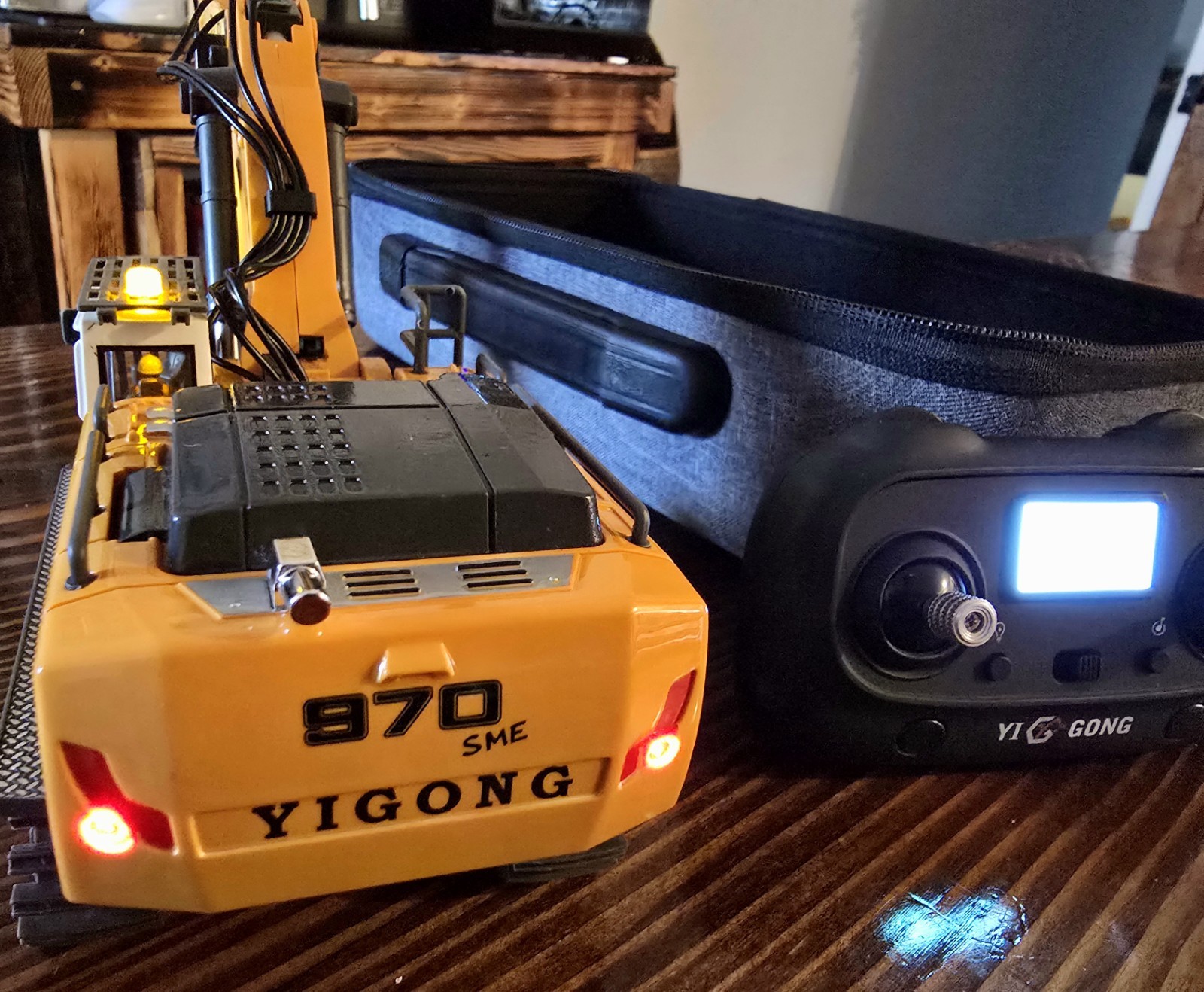 1/50 Scale Excavator With Fully Rotating Body And Fully Functional Transmitter