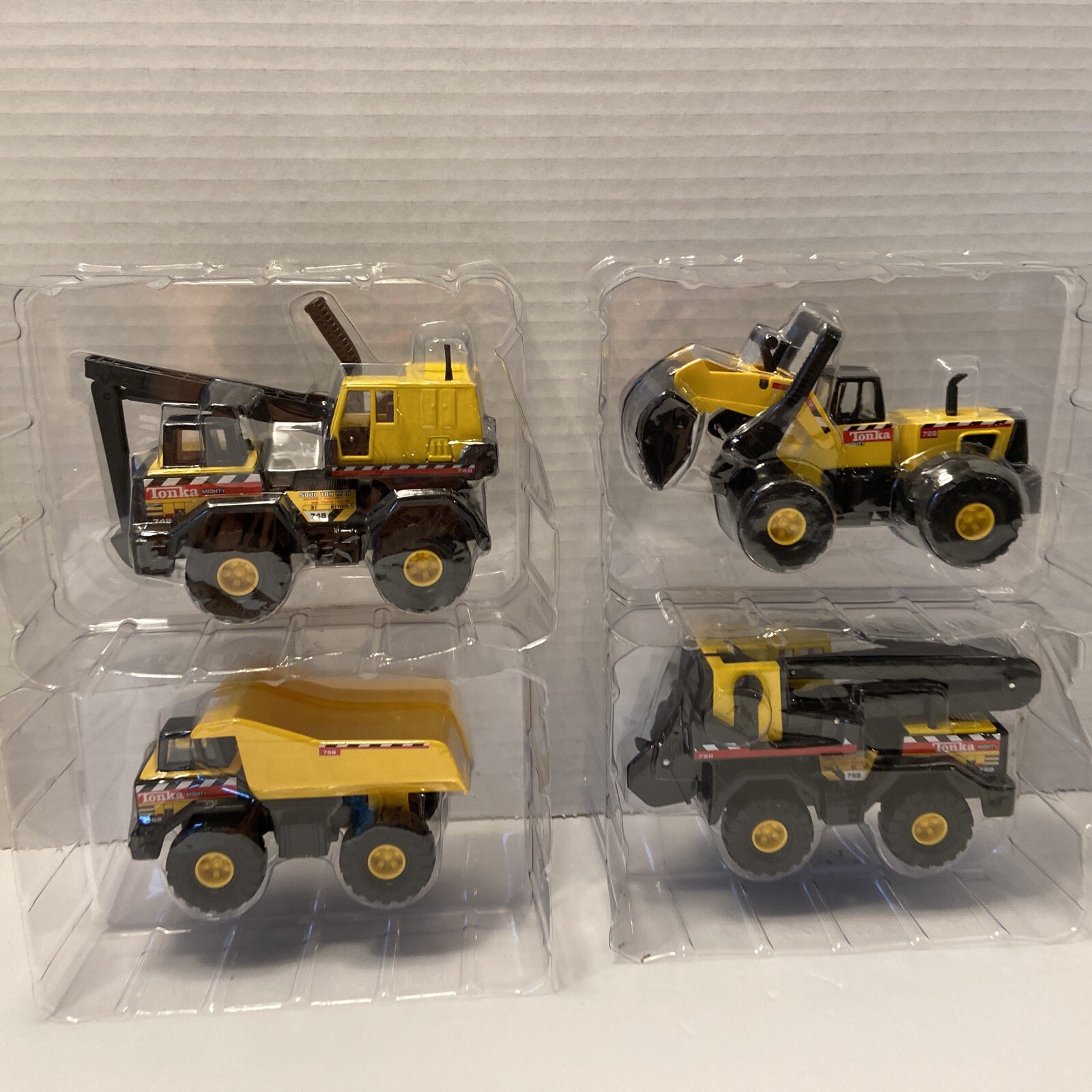 4 lot Tonka Maisto 1/43, Dump Truck, Bulldozer, Crane & Backhoe New