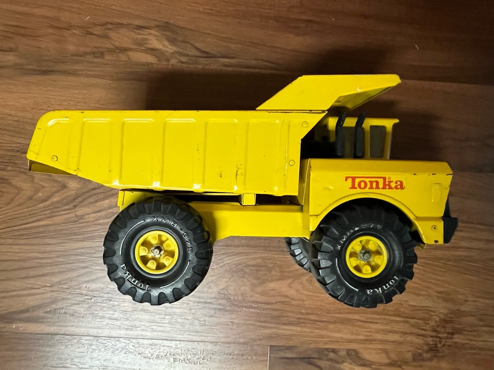 Vintage 1970s Tonka Steel Dump Truck Yellow XMB-975 18″