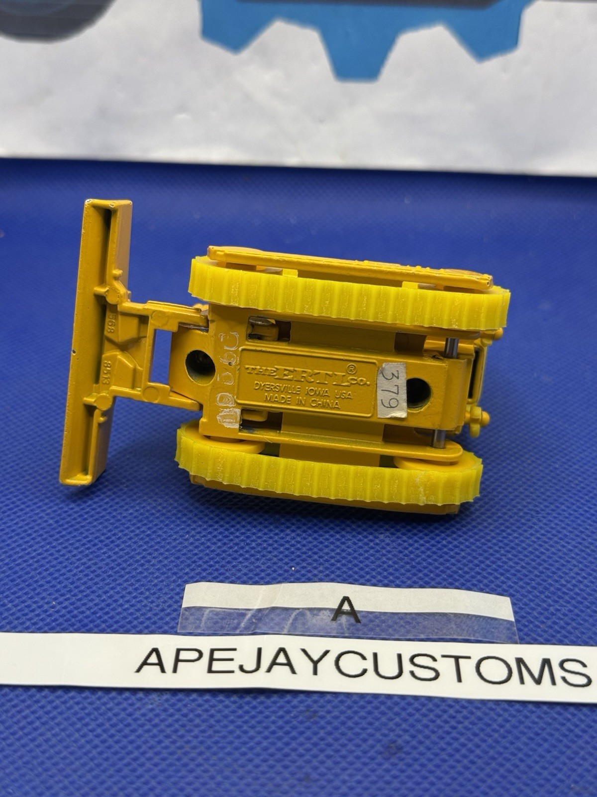 ERTL – JOHN DEERE BULLDOZER / DOZER / CRAWLER – 1/64 DIECAST MIGHTY MOVER lot A