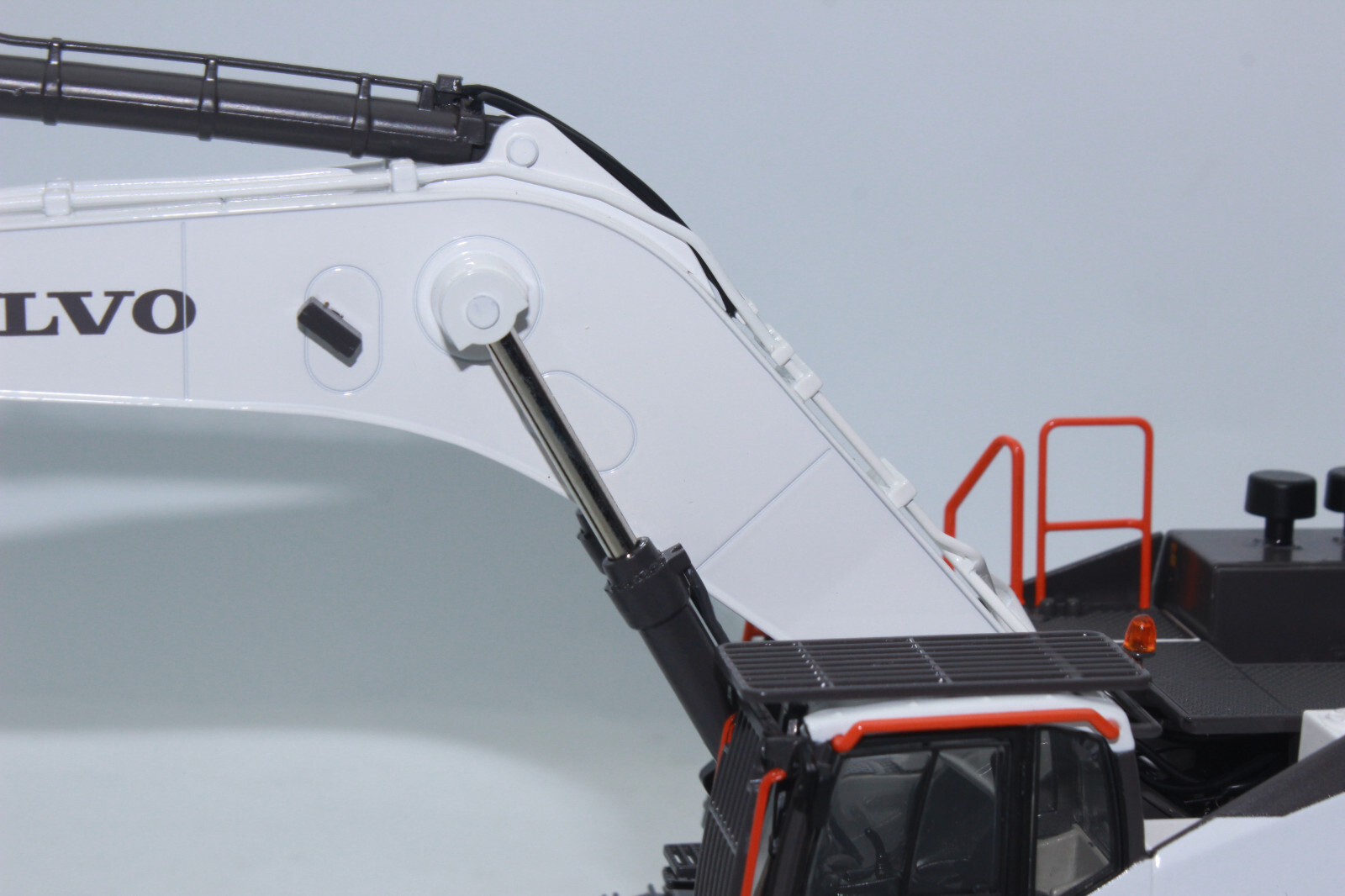 WSI 64-2012 Volvo Excavator WHITE EC 950 F Crawler Excavator 1:50 NEW OVP