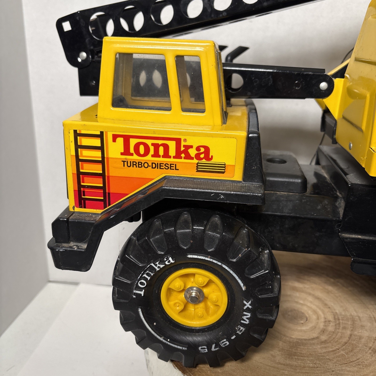 Vintage Die Cast Tonka Turbo Diesel XMB 975 Clam Bucket Crane Truck (No Bucket)