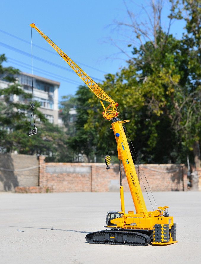 XCMG 1/50 XGC220T telescopic boom crawler crane alloy construction vehicle model