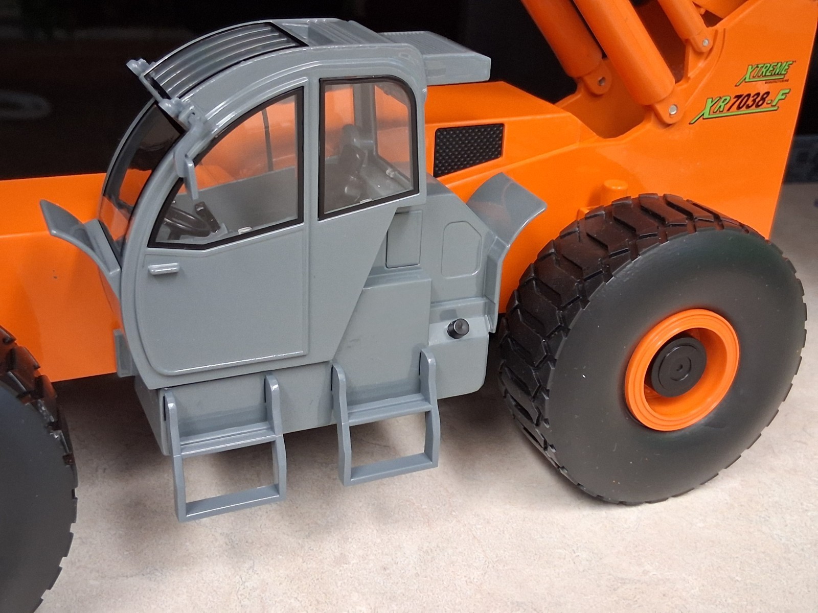 1/25 Extreme XR7038-F Telehandler Fork Lift