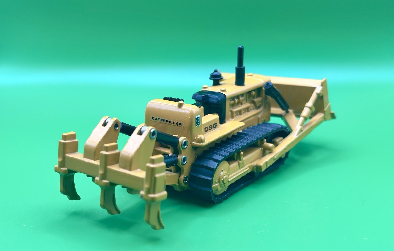 Caterpillar Cat D9G Dozer with Ripper – Shinsei 1:74 Scale No. 32