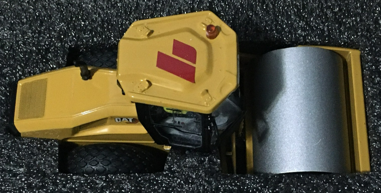 Caterpillar CS11 GC Vibratory Soil Compactor 1:50 Model – Diecast Masters 85589