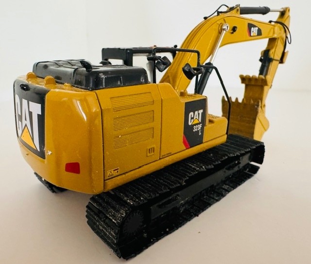 1:50 Caterpillar 323F Excavator with Thumb Scale Model 85924C By Diecast Masters