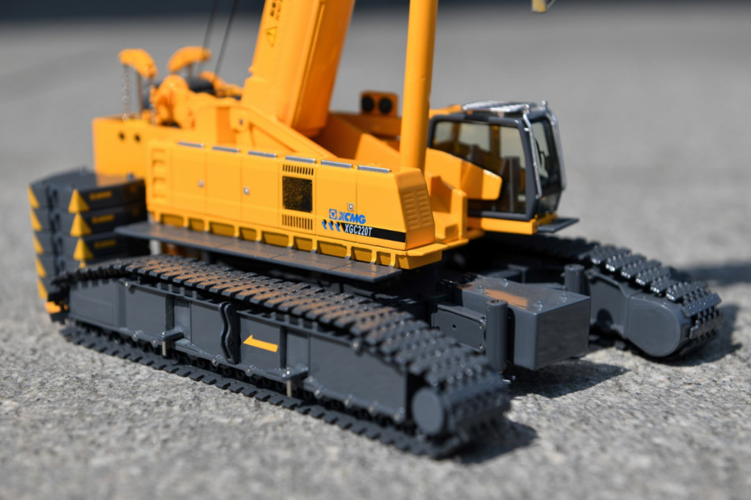 XCMG 1/50 XGC220T telescopic boom crawler crane alloy construction vehicle model