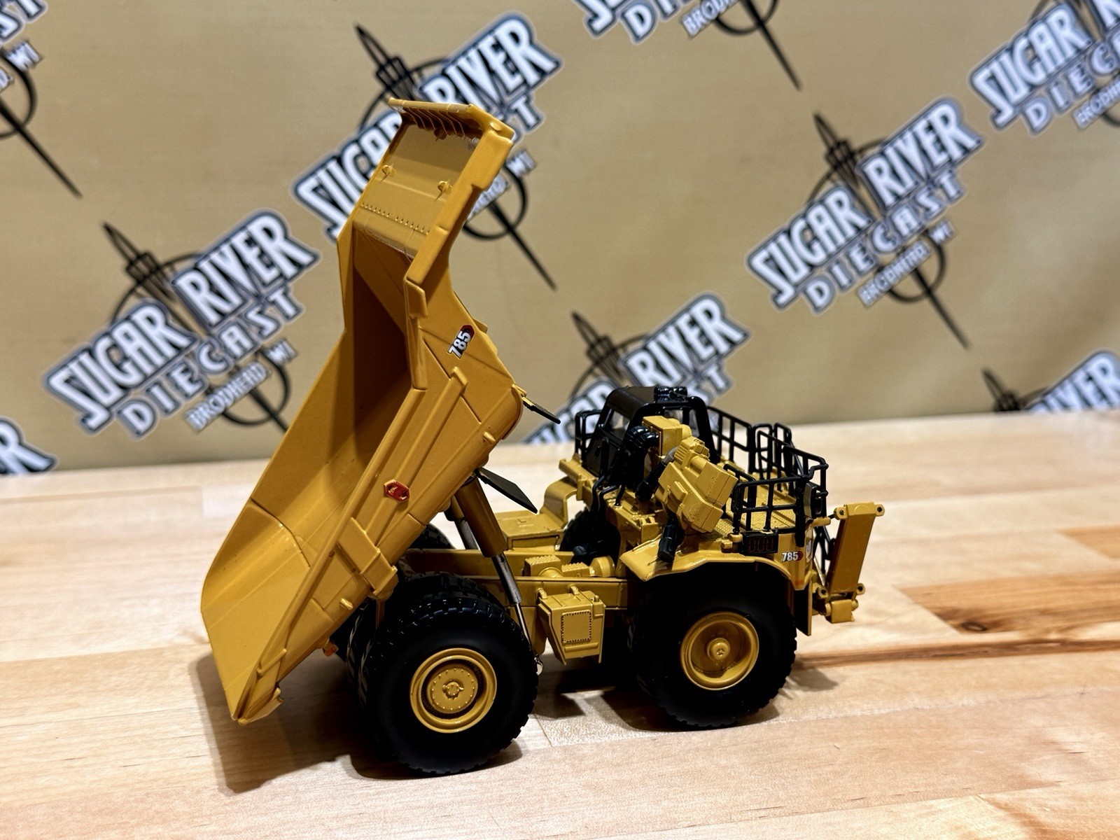 HO Scale 1/87 Caterpillar 785 Mining Truck Diecast Masters Highline Series 8575