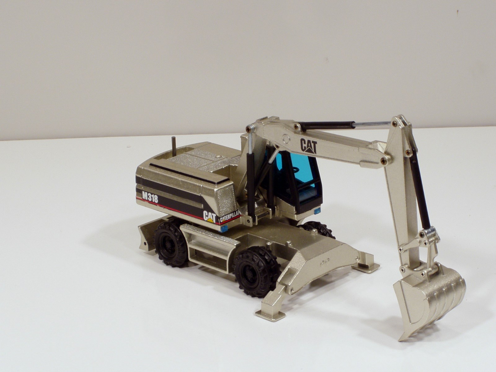 Caterpillar M318 Wheel Excavator – “PALE GOLD” – 1/50 – NZG #405.02 – MIB