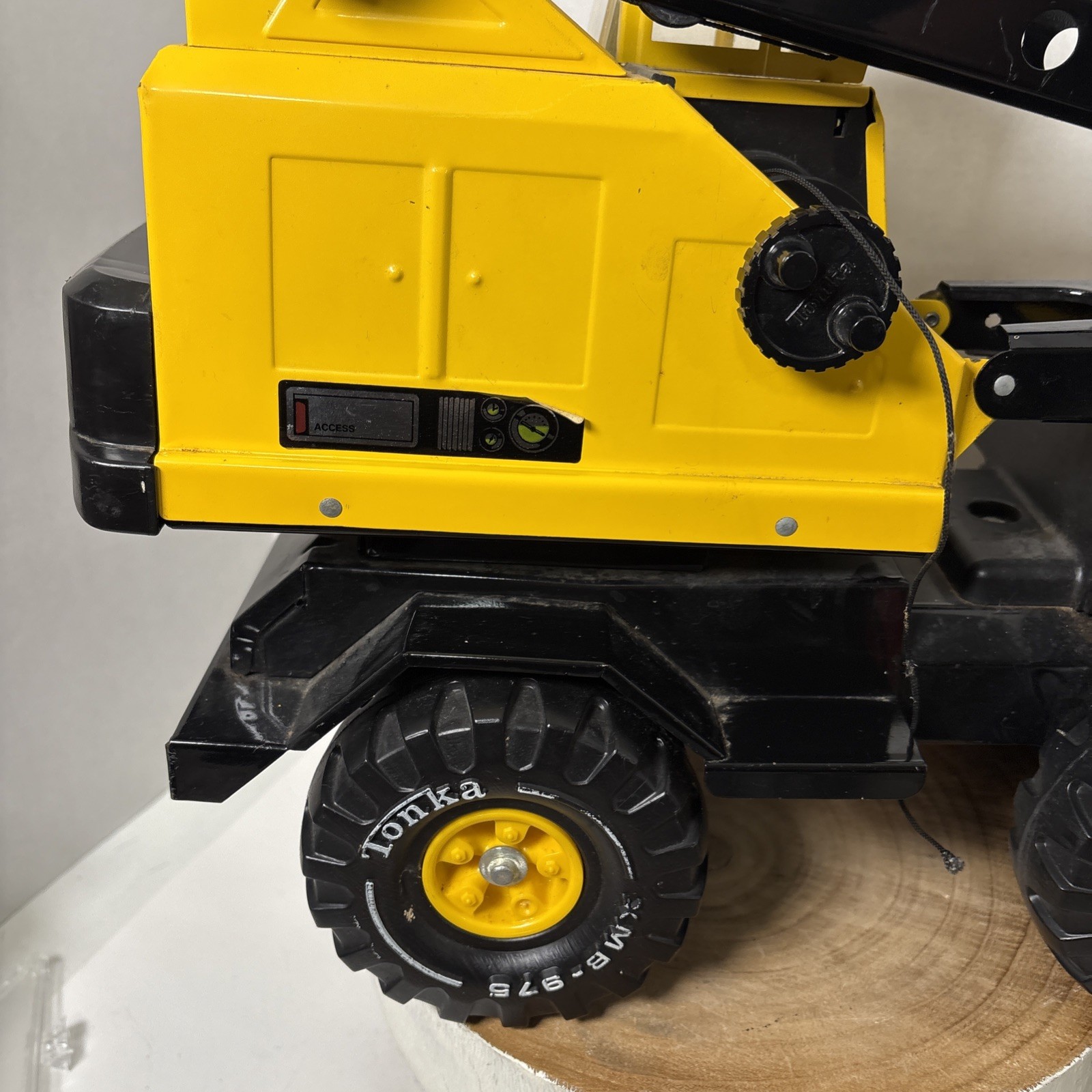 Vintage Die Cast Tonka Turbo Diesel XMB 975 Clam Bucket Crane Truck (No Bucket)