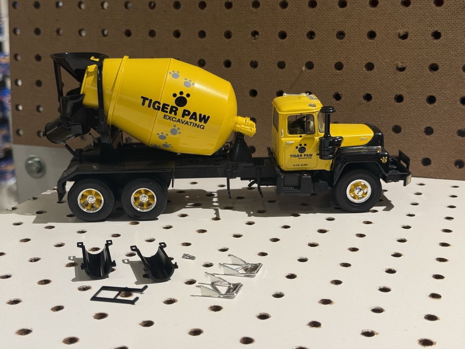 1st First Gear 1/34 Mack R Model Mixer Truck Tiger Paw 19-2392