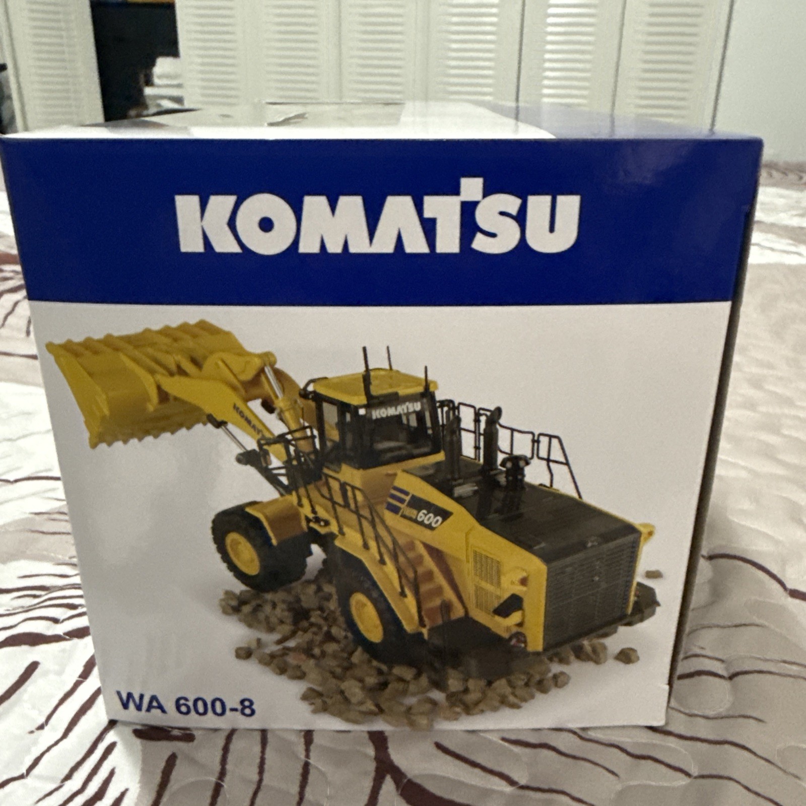 Komatsu WA600-8 Wheel Loader Wheeled Loader With Forks 1:50 Model 8153 MB