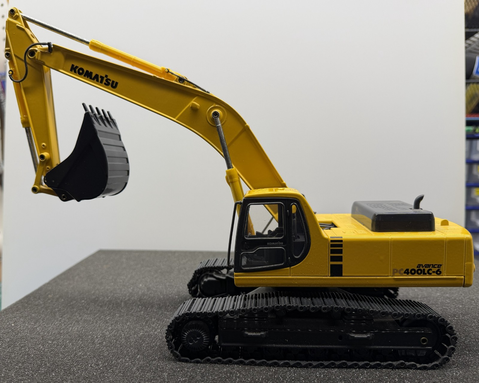 Joal 1:32 Scale Komatsu PC400LC-6 Die Cast Excavator with Rolling Metal Tracks