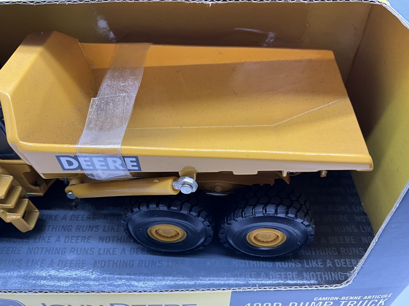 Ertl 15386 John Deere 400D Articulated Dump Truck 1:50 SCALE New In Box Die Cast