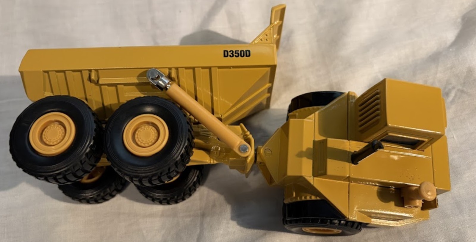 ERTL Caterpiller D350D Articulated Dump Truck New In Box