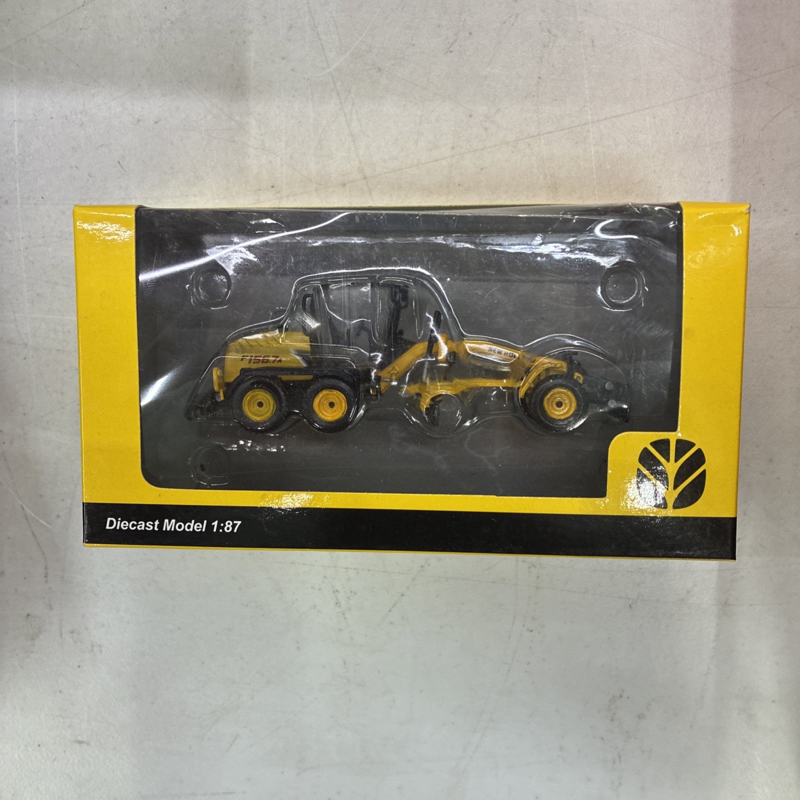 Die Cast Earth Mover “New Holland W270B Rubber Loader” 1/87
