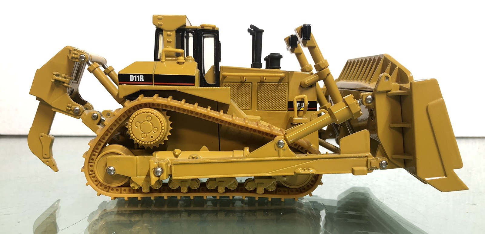 Norscot 55025 CAT D11R Track-Type Tractor 1:50 Scale Diecast