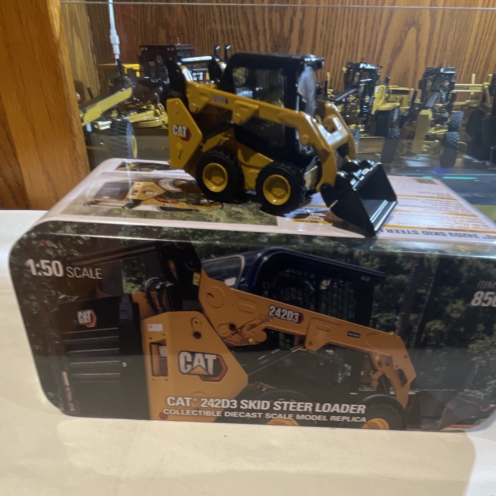 Diecast Masters High Line CAT 242D3 Skid Steer Loader Diecast 1:50 w/ Case 85676