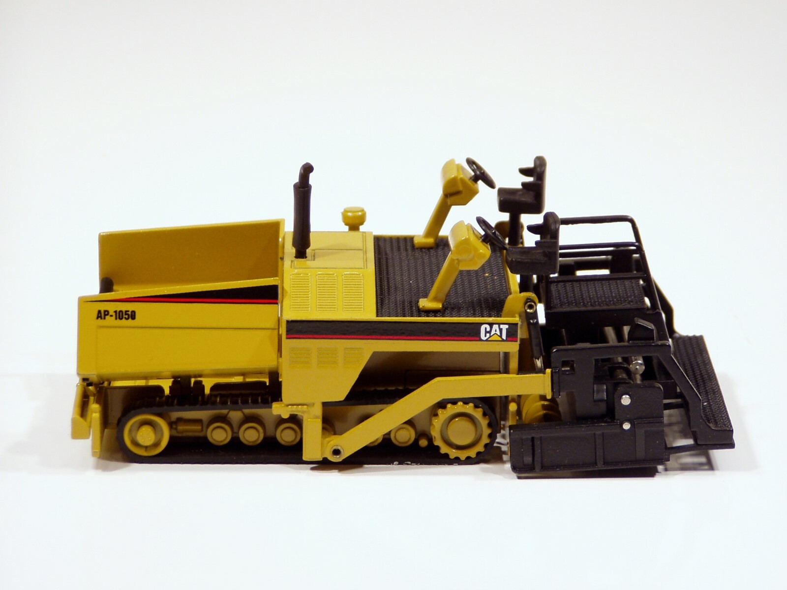 Caterpillar AP1050 Paver – “LAUNCH EDITION” – 1/50 – NZG #388 – MIB