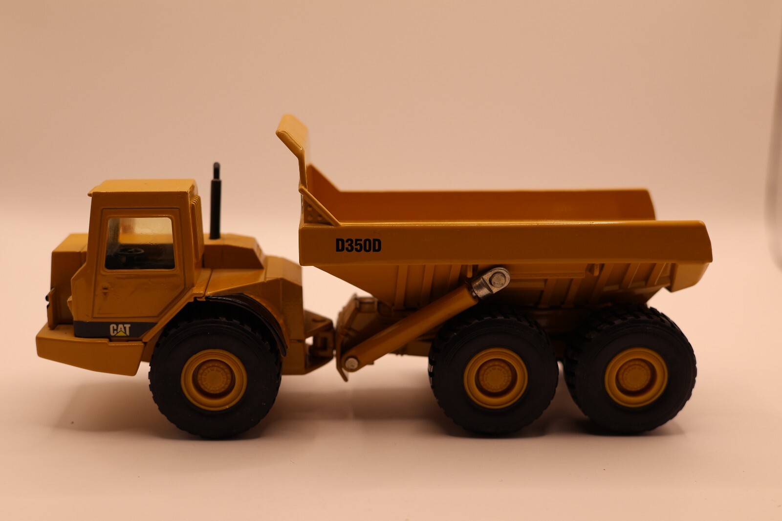 Ertl Mighty Movers 2431 1:50 Caterpillar D350D Articulated Dump Truck Die-Cast