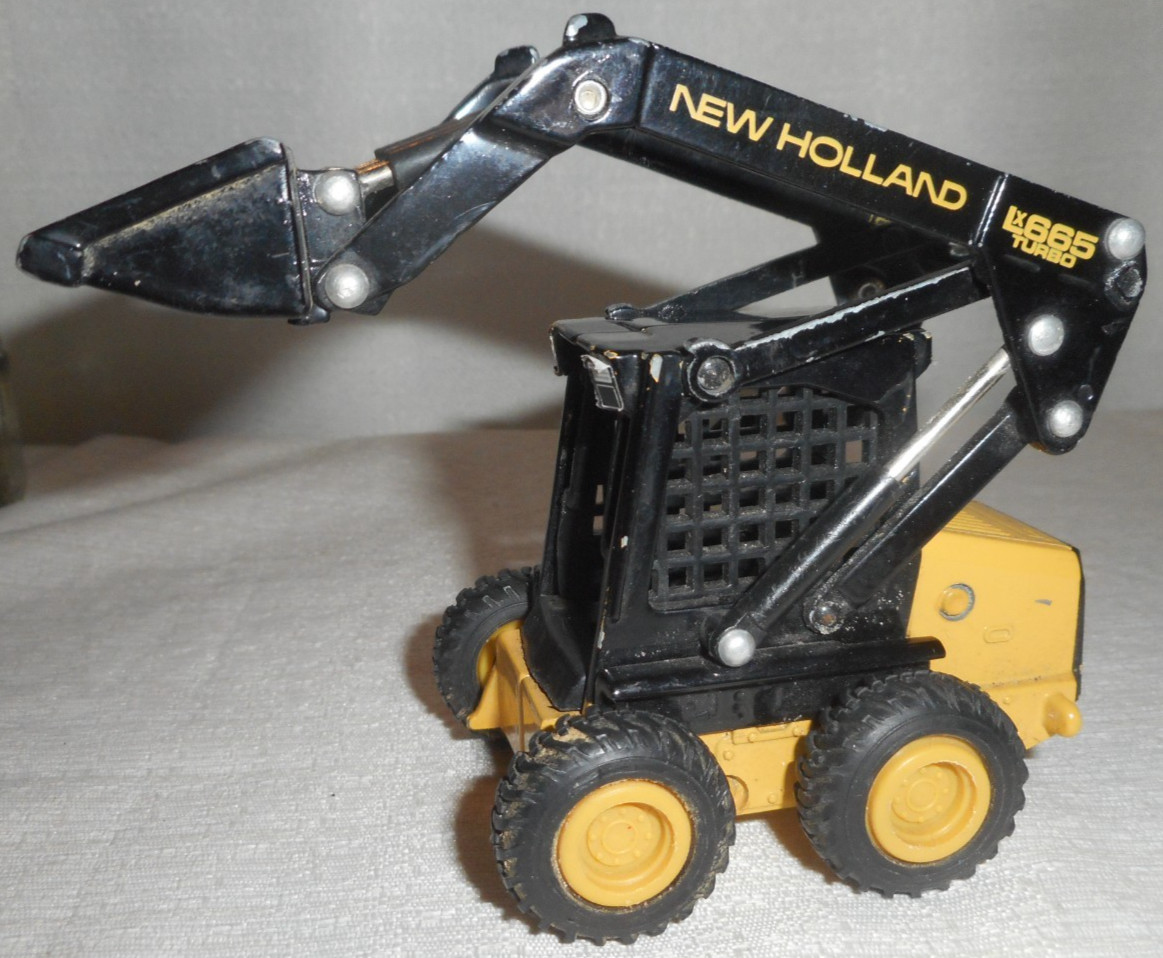 New Holland LX665 Turbo Hydraulic Skid Steer Loader Black 1:64 Scale Diecast