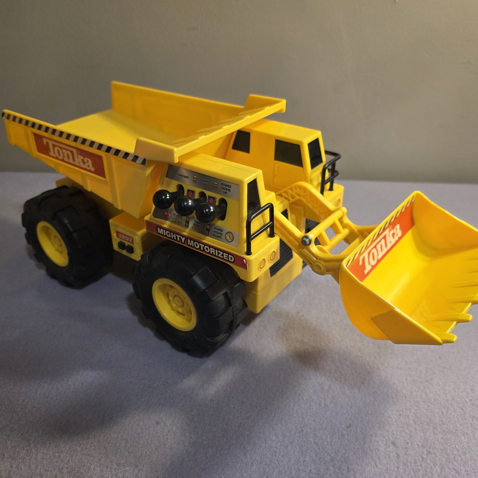 Vintage 2000 Tonka Mighty Motorized 3207 Dump Truck Front End Loader Yellow