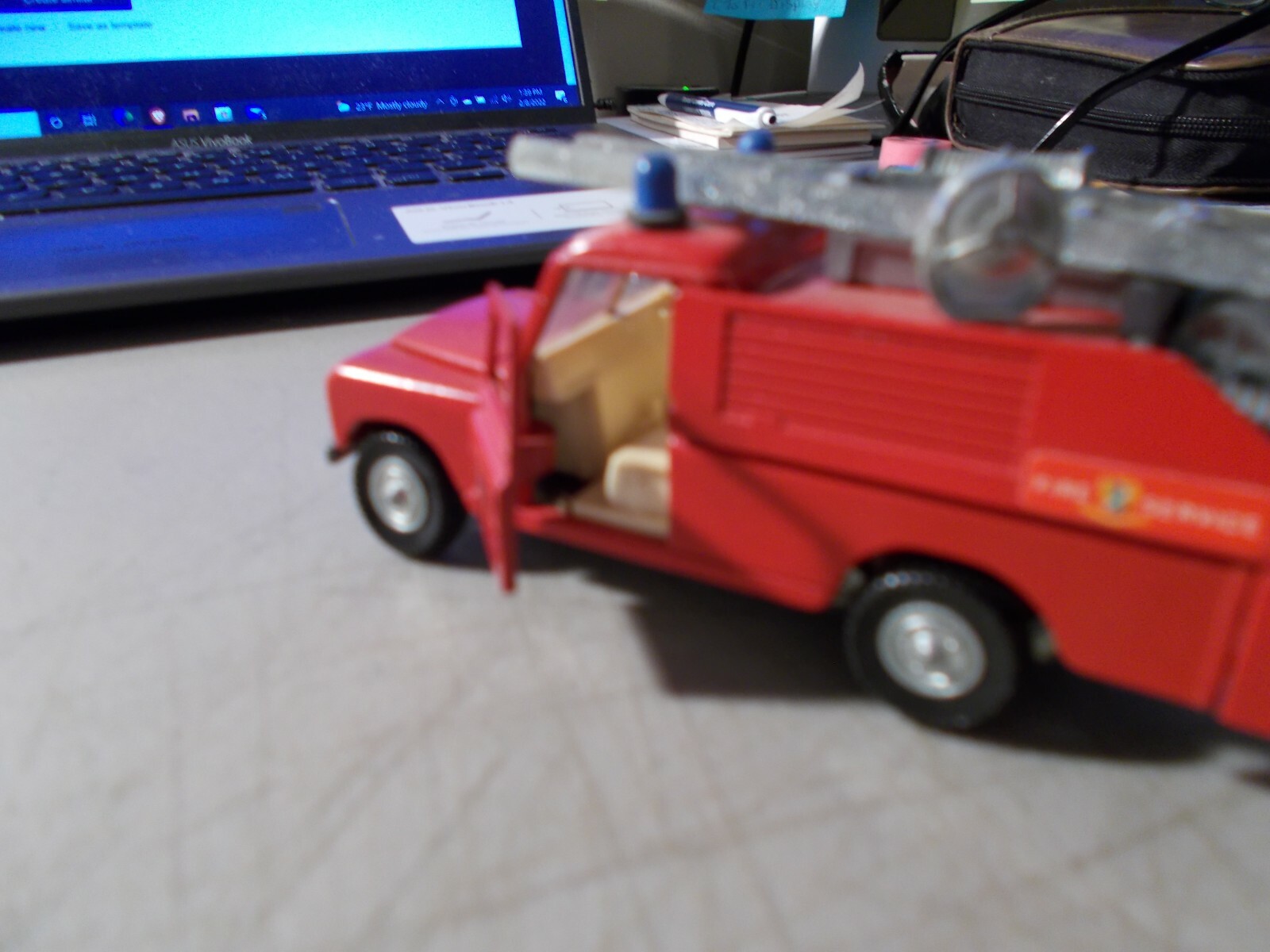 VINTAGE DINKY TOYS DIE-CAST 109 WB LAND ROVER FIRE SERVICES + LADDER 4.5″ LONG