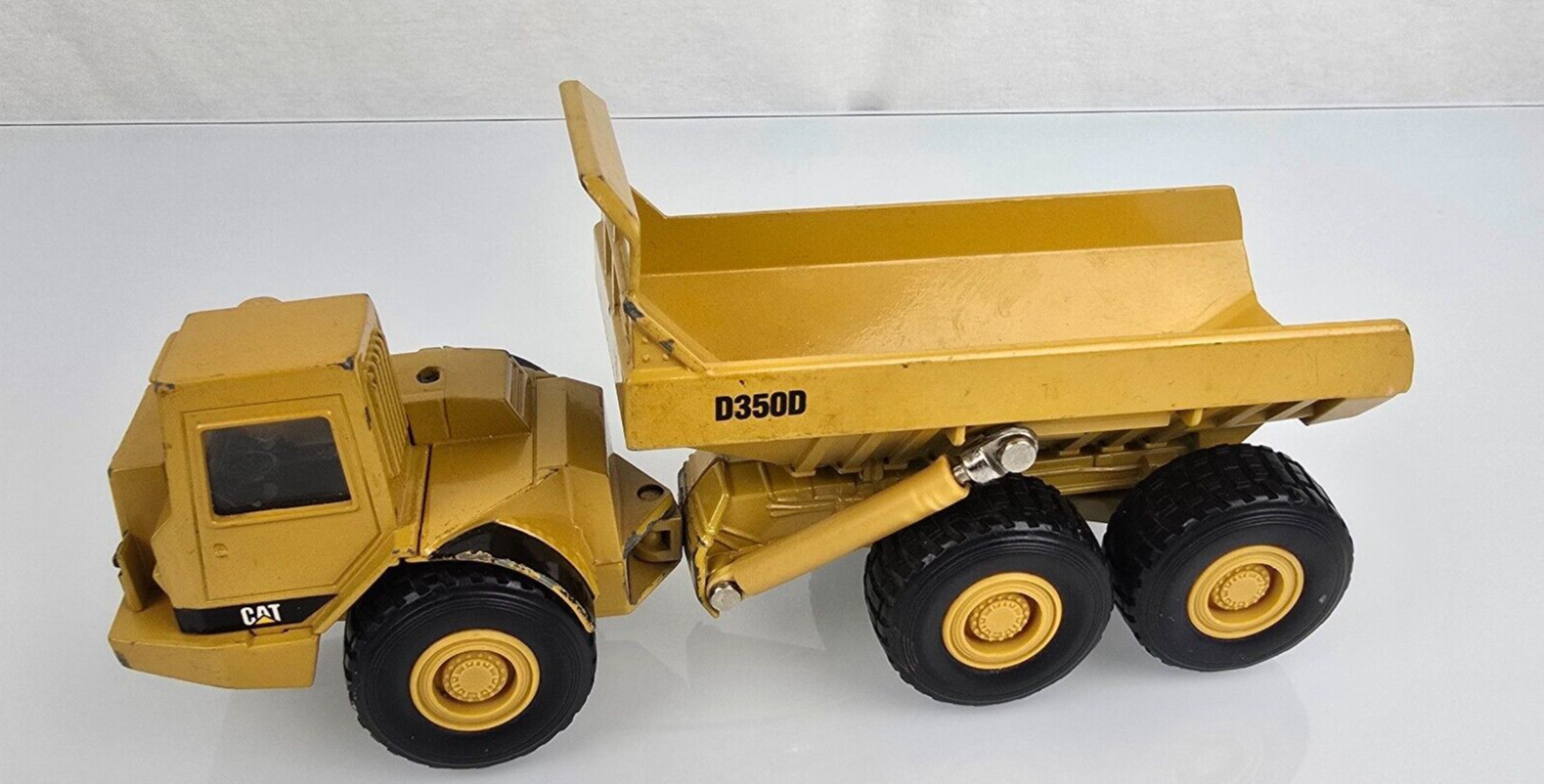 Ertl Cat Caterpillar D350D Articulated Dump Truck diecast 1992