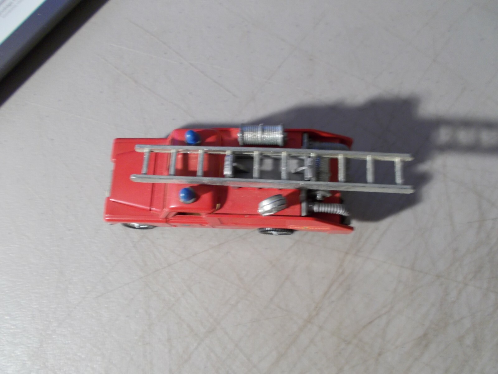 VINTAGE DINKY TOYS DIE-CAST 109 WB LAND ROVER FIRE SERVICES + LADDER 4.5″ LONG