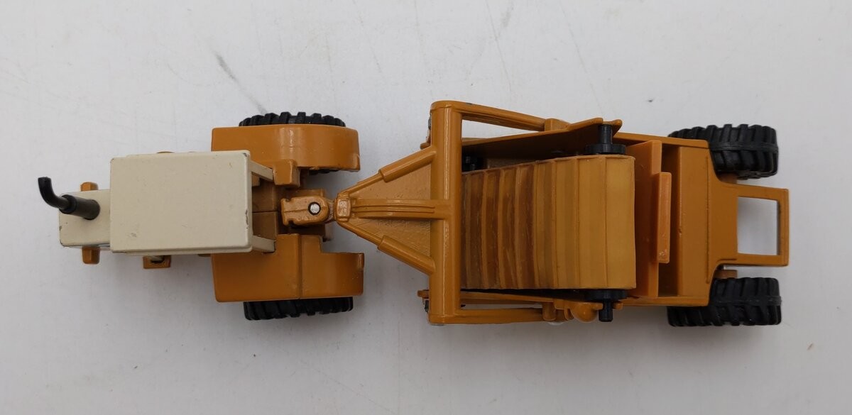 ERTL Mighty Movers 1:64 Scale International Hough Scraper #1855 LN/Box