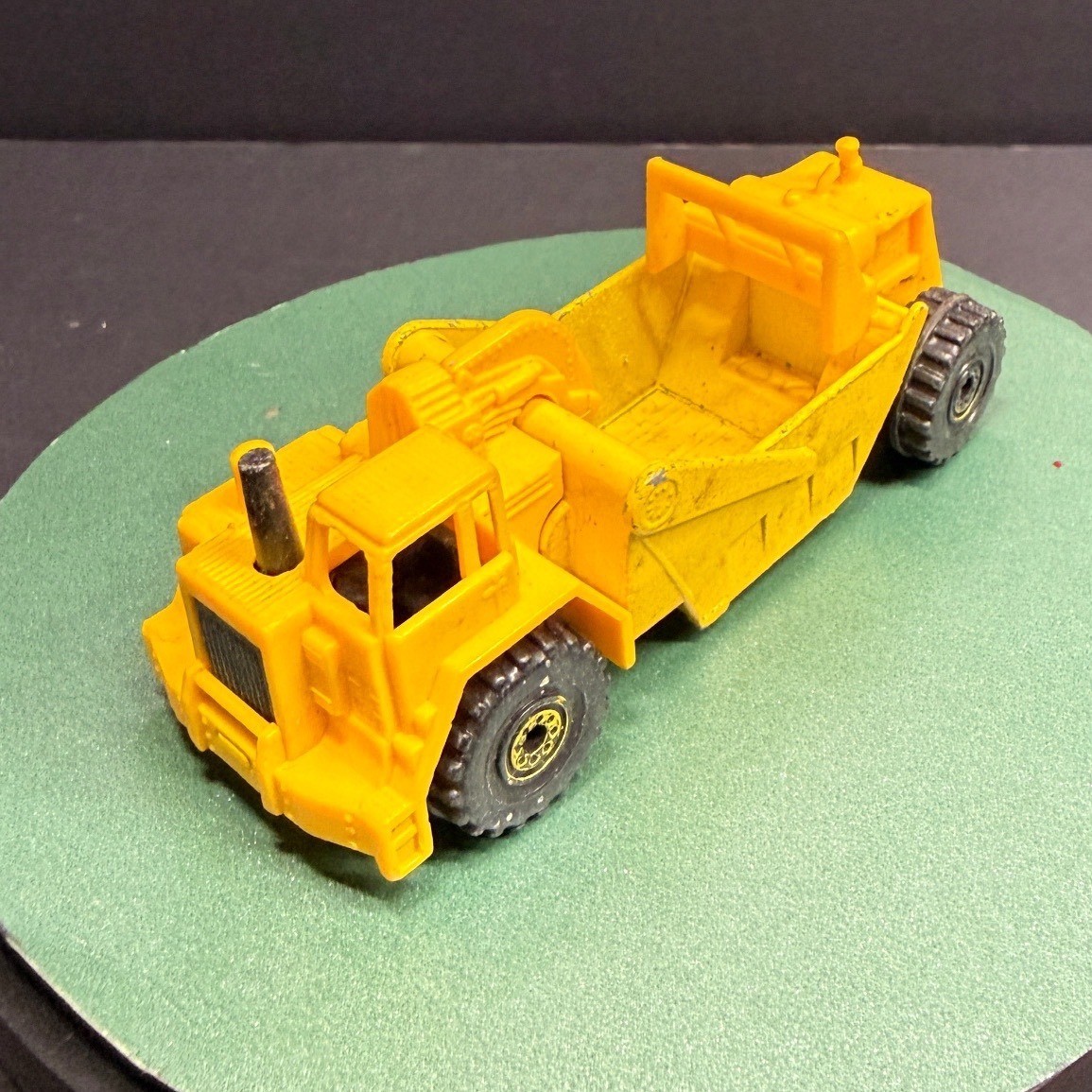 Vintage 1986 Hot Wheels Earth Mover Yellow Scraper Diecast Construction Vehicle