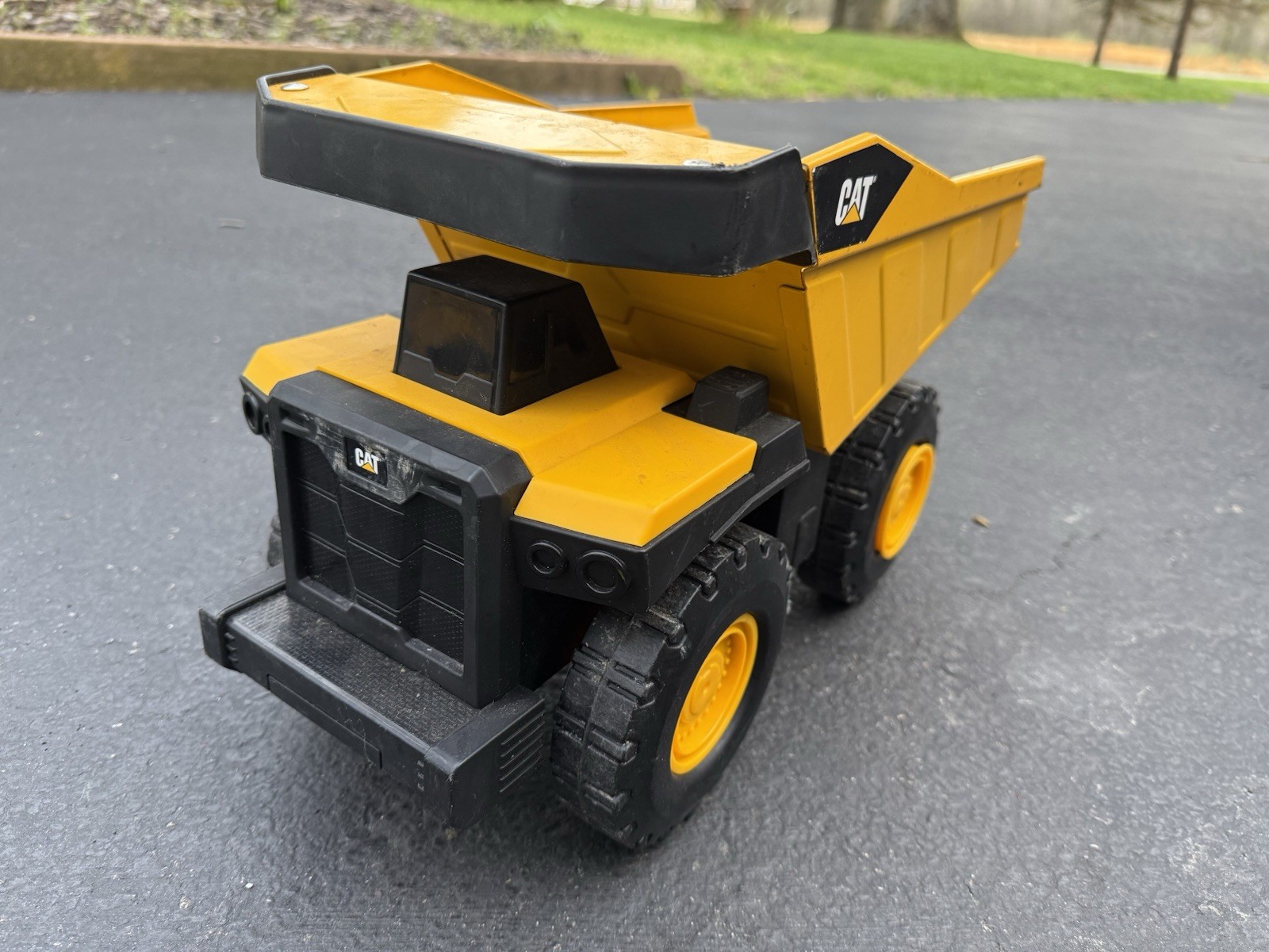 CAT Metal Dump Truck Toy – Yellow Construction Vehicle