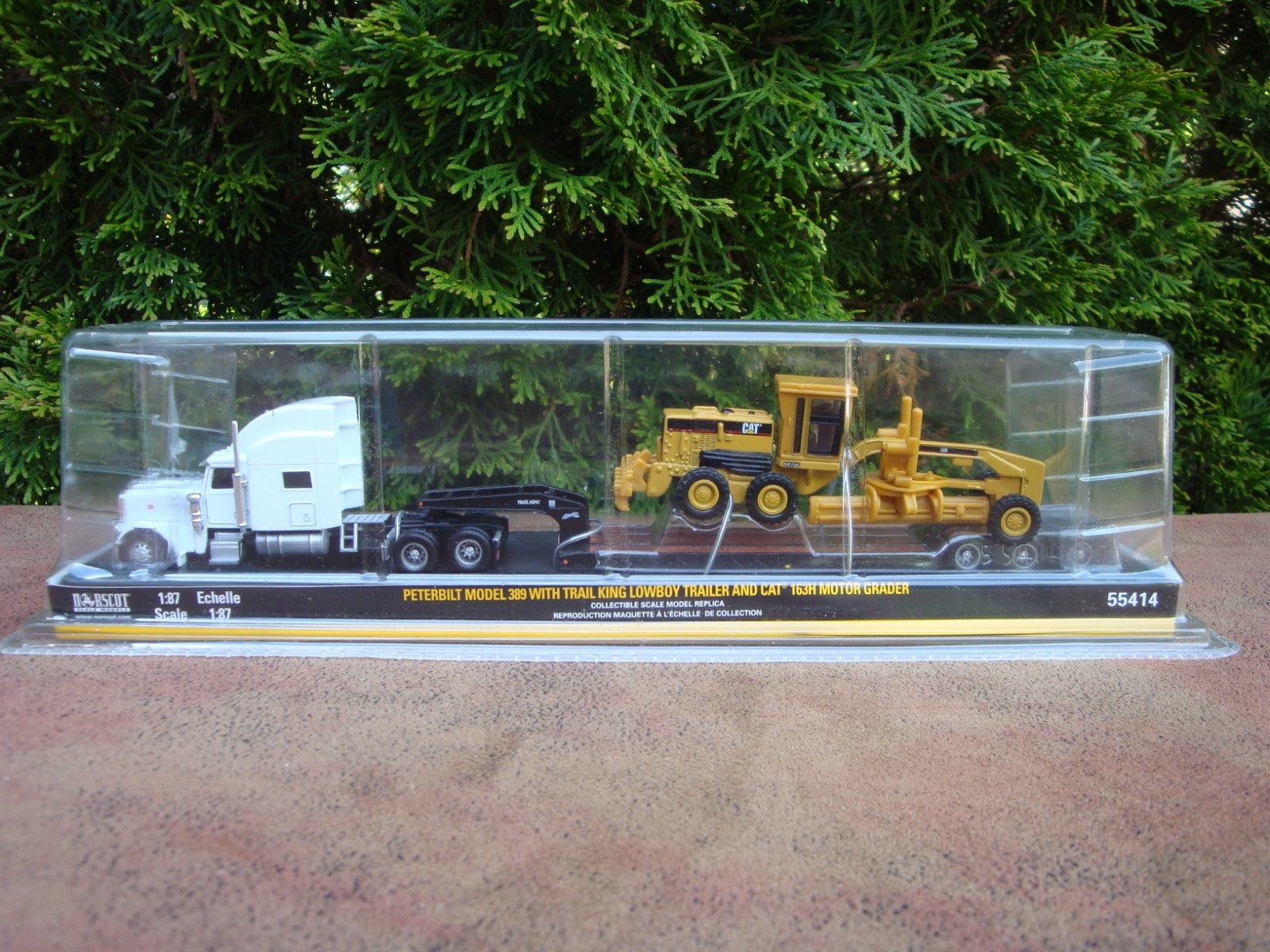 Peterbilt Model 389 w/ Trail King Lowboy Trailer and Cat 163H Motor Grader 1:87