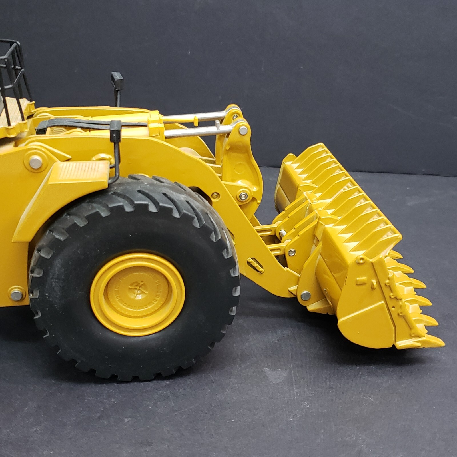 Norscot Cat 994F Wheel Loader: Model 55161 – 1:50 Scale Near miny in box T82