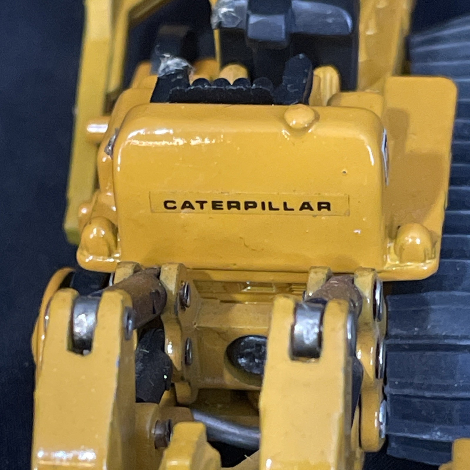 Caterpillar Cat D9G Dozer with Ripper – Shinsei 1:74 Scale No. 32