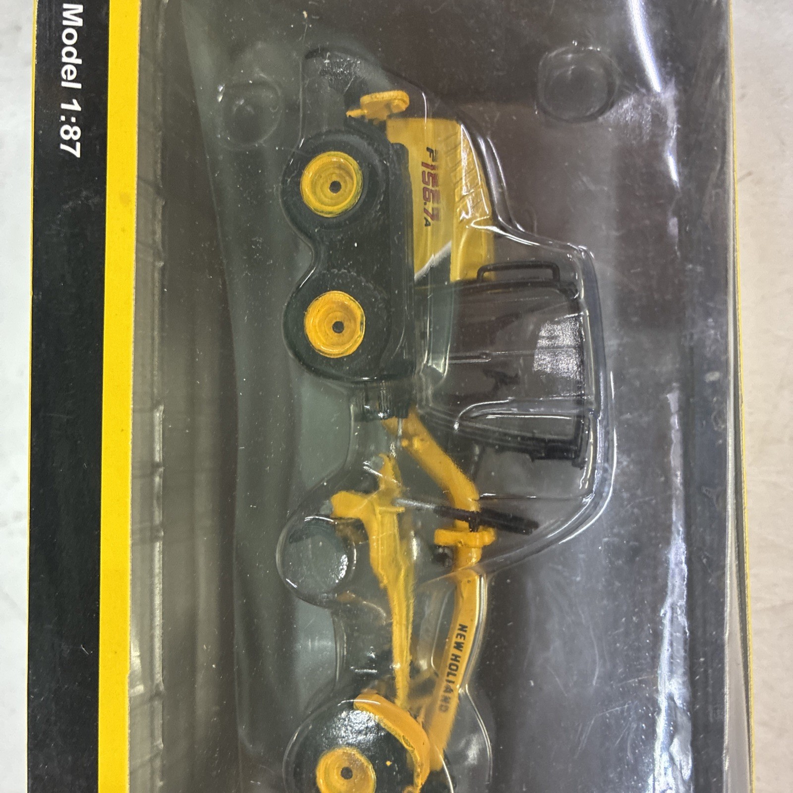 Die Cast Earth Mover “New Holland W270B Rubber Loader” 1/87